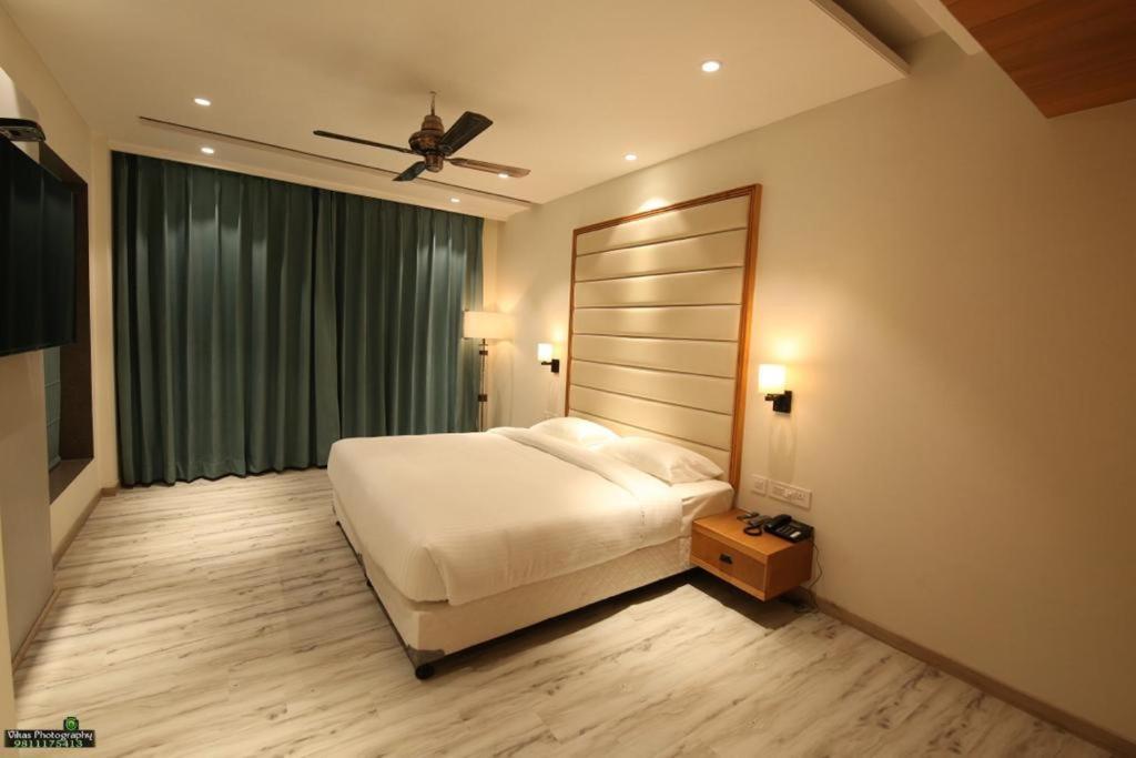 The Central View Faridabad Exterior foto