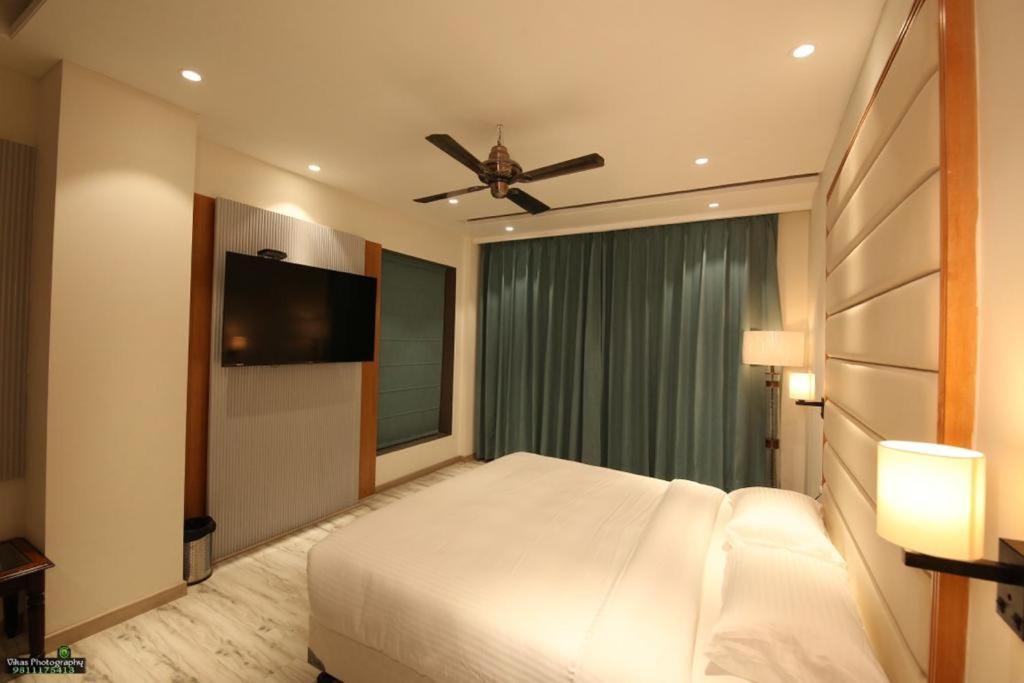 The Central View Faridabad Exterior foto
